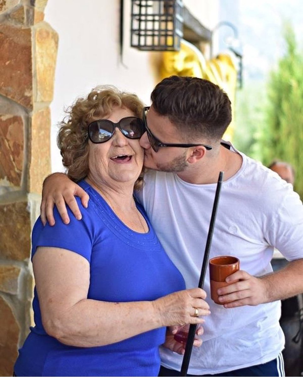 raulgr43's tweet photo. Cada vez que pienso en la persona que más me ha inspirado en el mundo, pienso en mi abuela. ❤️❤️❤️💪💪 https://t.co/ORN87t4fa3