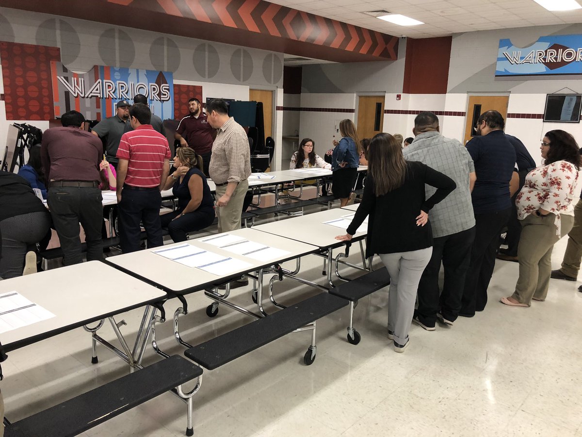 wnlabay's tweet photo. Veterans MS @donna_isd diggin into campus quintile data @lead4ward https://t.co/f8dzHGmPDU
