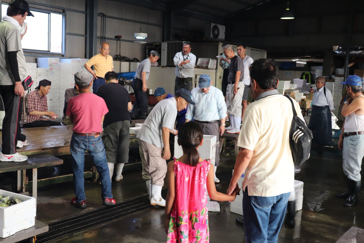 玉野魚市場 今朝は小学生のお子さんがおじいさんと一緒に競りの見学に来られました 自由研究の題材にと一生懸命 魚の名前をメモしていましたよ 頑張って作ってくださいね