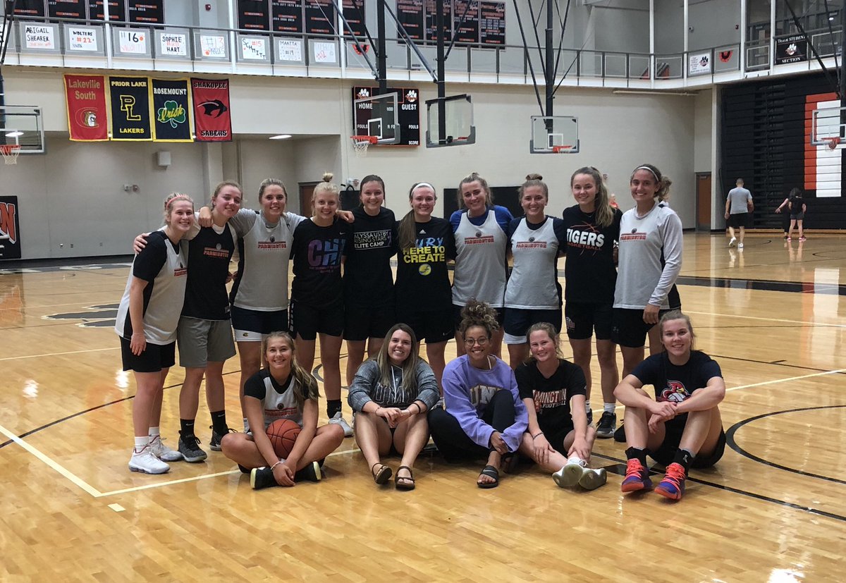 FHS_gbball's tweet image. Had fun seeing some alumni at open gym tonight🤩 Good luck at college!!