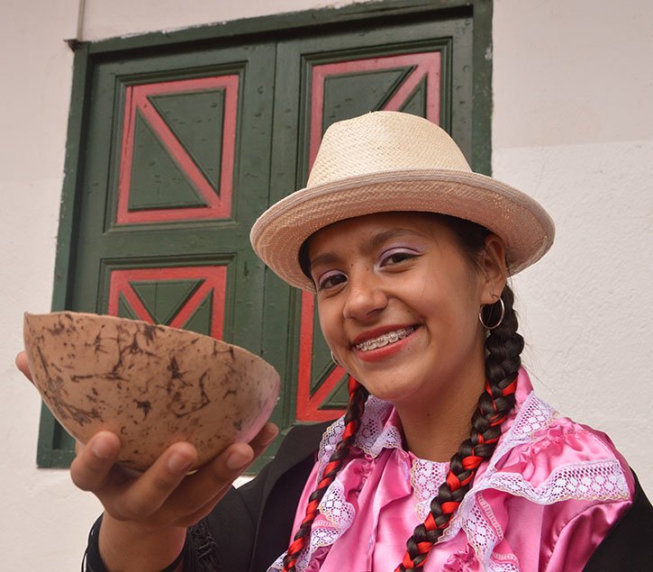 CRÓNICA FOTOGRÁFICA - Un día de magia, colorido, y bailes autóctonos en Sotaquirá. Evento organizado por el Concejo municipal, con el apoyo de la administración municipal, encabezada por el doctor Salomón Buitrago Fonseca, Alcalde del bicentenario 2019.
sotaquira-boyaca.gov.co/de-fiestas-por…