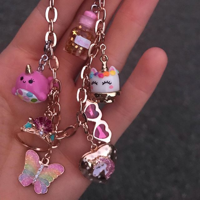 CHARM_IT's tweet photo. Raise your hand if you 💓 charms! 🙋🏽‍♀️
.
.
.
.
#charmit #charm #charms #charmbracelet #charmbracelets #collectible #collectibles #charmjewelry #kidsjewelry #kidstyle #charmnecklace https://t.co/LMtnxbpIPV https://t.co/zl0fct713Y