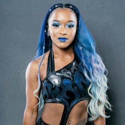 I am Charizard.

I come in three forms.

Charizard.
Charizard-Y.
Charizard-X.