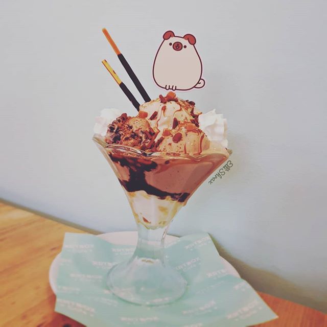 ElliShrax's tweet image. Tasty @pusheen @artbox_uk @artbox_cafe #pugsheen Sundae. 🍦
.
.
.
.
.
#artboxcafe #sundae #brighton #brightonblogger #pusheenartboxuk #pusheen #kawaiiaesthetic #ukblogger #foodstagram #discoverunder500 #foodporn #foodgasm #kawaii #omnomnomnom #foodogr… bit.ly/2TSO70z