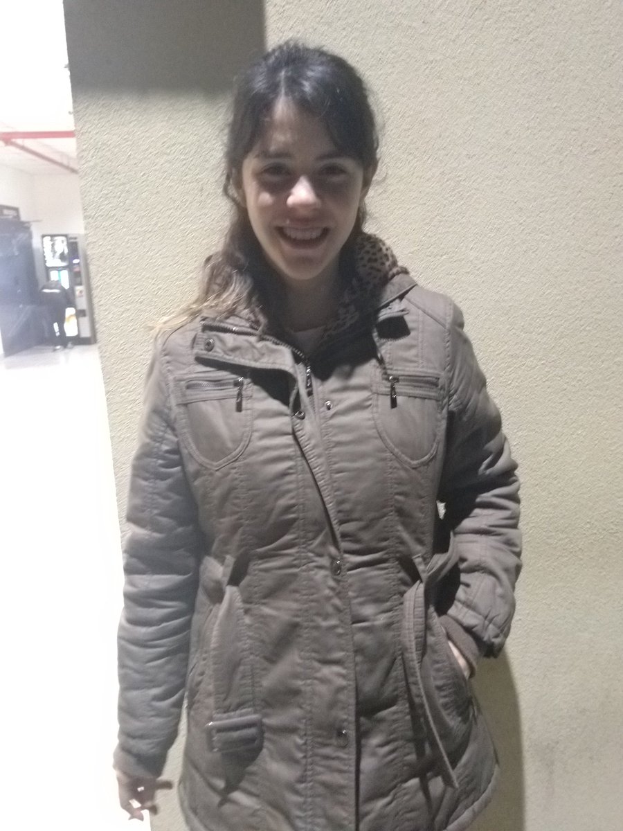 Estefan09644653's tweet photo. Pero algunos estudiantes siguen prefiriendo el festejo clásico. Como Izabel Maldonado de trabajo social: huevo, harina, compañeros y familiares 🎓#FestajáDistinto @unimoreno @griseleljaber @alejandramzani https://t.co/b3pHO2Dvn1