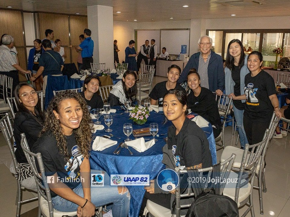 TeamAMDG's tweet photo. Team Ateneo Women's Basketball with Fr. Jett Villarin, Fr. Ben Nebres, team benefactors, alumni, and special friends.

#OBF82 #EaglesForMore 
© Fabilioh - Joji Lapuz @JojiCL 
https://t.co/f6zq9uB68Q https://t.co/9uF6KnQkjg