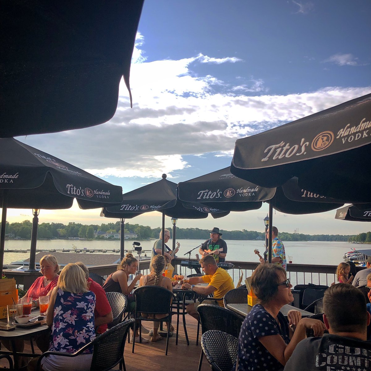 It’s a BEAUTIFUL night at Wolfies Noblesville! 😍🙌🏽