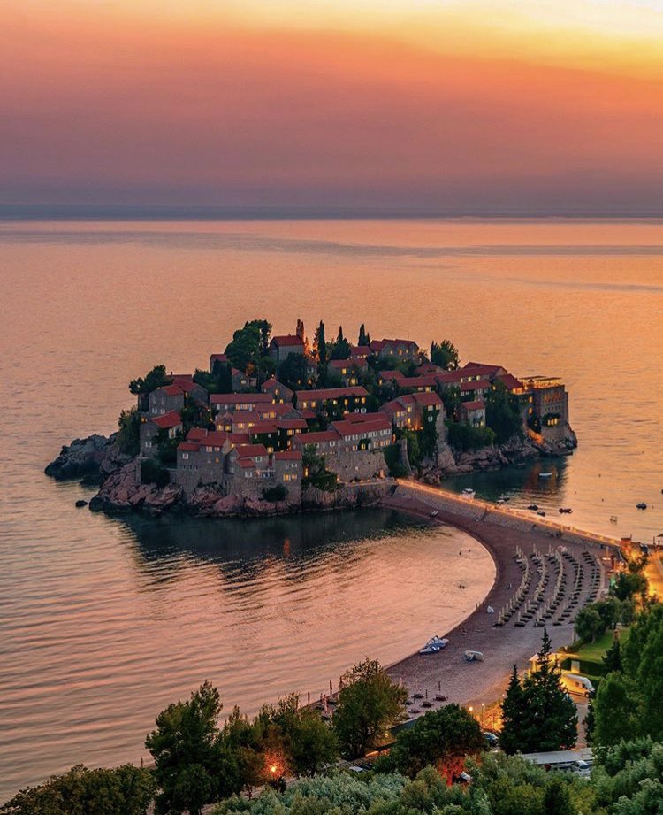 ejazti's tweet photo. Sveti Stefan 
جزيرة صغيرة في الجبل الأسود .. فيها منتجع فاخر وفندق خمس نجوم https://t.co/0pDwMbMvqr