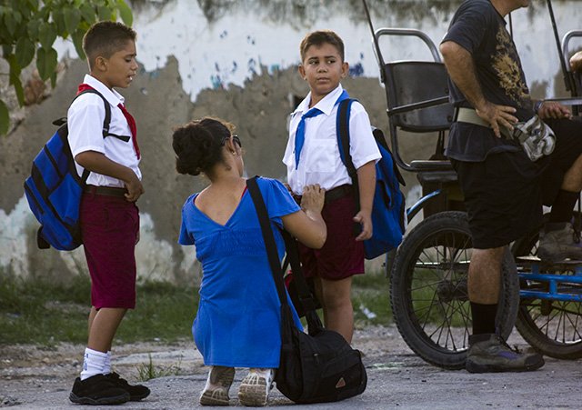 leticiadeCuba's tweet photo. Siento profundo orgullo de ser mujer y cubana. Cada amanecer me levanto sobre el sacrificio de mis mambisas, mis guerrilleras, mi abuela que despalilló tabaco, mi madre que cuando muchos perdieron fe siguió derritiendo tiza frente al aula. Me privilegio de pertecer a esa casta. https://t.co/2q1gd1VrPv