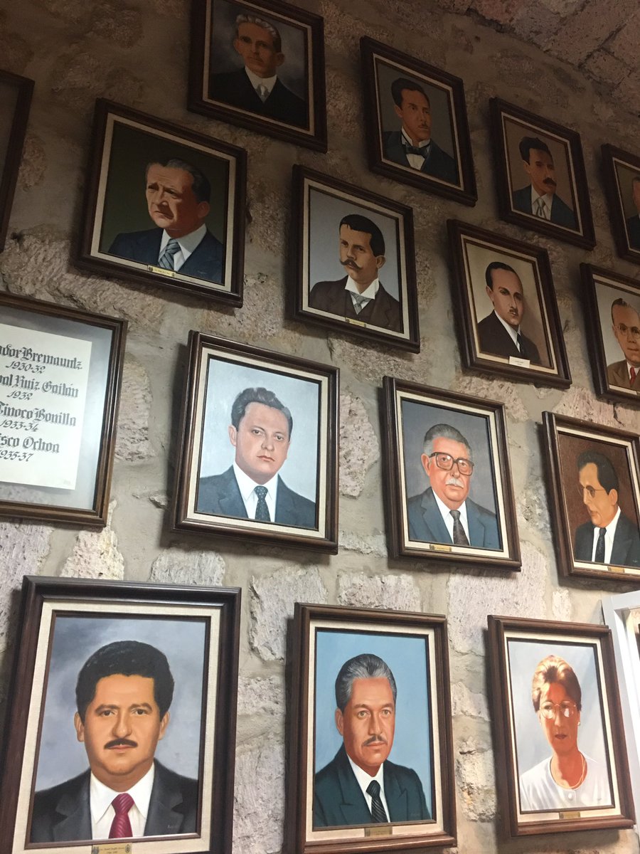 FdcsUmsnh's tweet photo. En la galería de pinturas de ex directores de la Facultad de Derecho y Ciencias Sociales, se ha hecho el merecido reconocimiento al Mtro. @DAMIAN_AREVALO , quien estuviera al frente entre los años 2013-2017. Muchas gracias por su entrega por la Universidad. https://t.co/NF5kTWLms0