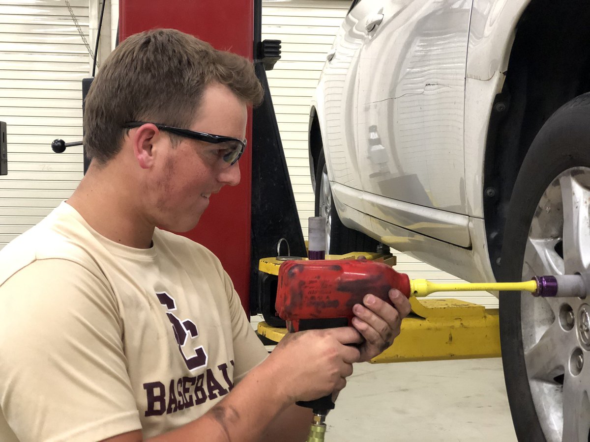 TheMrGalvan's tweet photo. #schoolofchoice Jeremy, Baseball player/member of newly-formed dive team, Chose to finish HIS brake job during HIS Optional 8th pd today. @SCHS_Baseball1 @HumbleISD_SCHS @HumbleISD @HumbleISD_CTE #HumbleCTE #BeTheLight @ElizabethFagen #formerstudentsrock #autotechlife https://t.co/H3jNpxcwVa