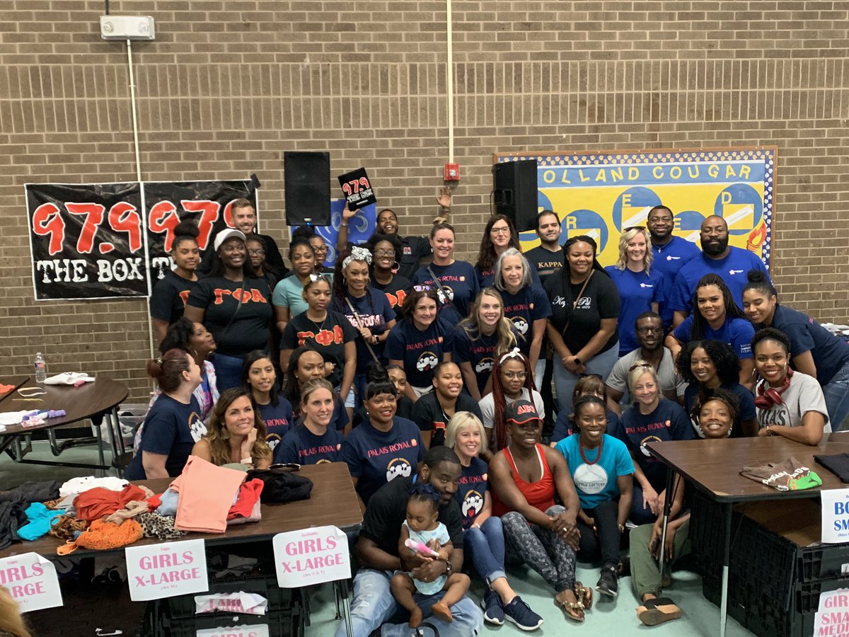 ResendizEDU's tweet photo. We had over 400 parents come out for our Meet the Teacher Night! We had brand new clothing to giveaway, free prizes, free ice-cream, 97.9 the box, and even Houston Texans cheerleaders! We are excited about the beginning of the school year and ready move this work! #HollandPursuit https://t.co/umekvXisqN