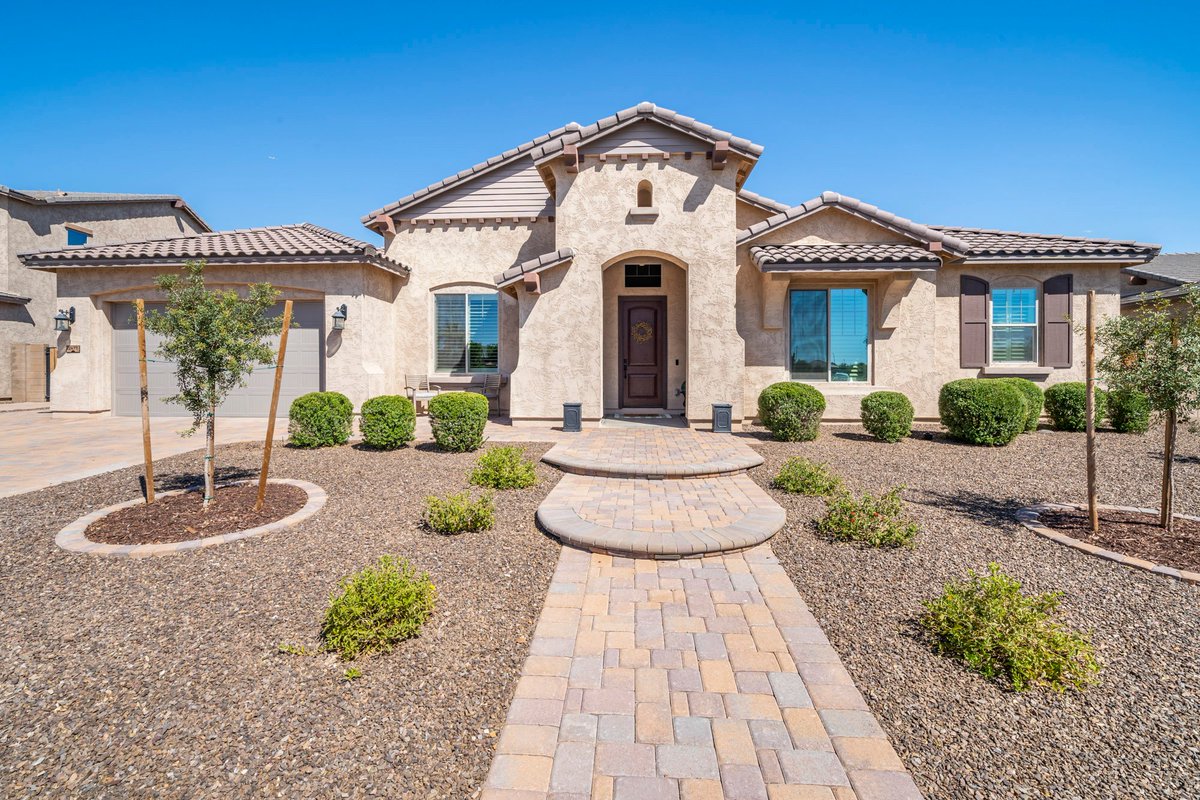 AllArizonaHomes's tweet photo. 3,771 SqFt in #Gilbert's @ Val Vista &amp; Williams Field. 4 big bdr's, family &amp; living room, den, fireplace, gourmet kitchen, quartz counters, elegant master suite. 14,615 SqFt lot w/ over $120K in amenities, pool, built-in BBQ, and much more.
#Homes #Arizona
https://t.co/LoMx2youLV https://t.co/jiIWaouDa9