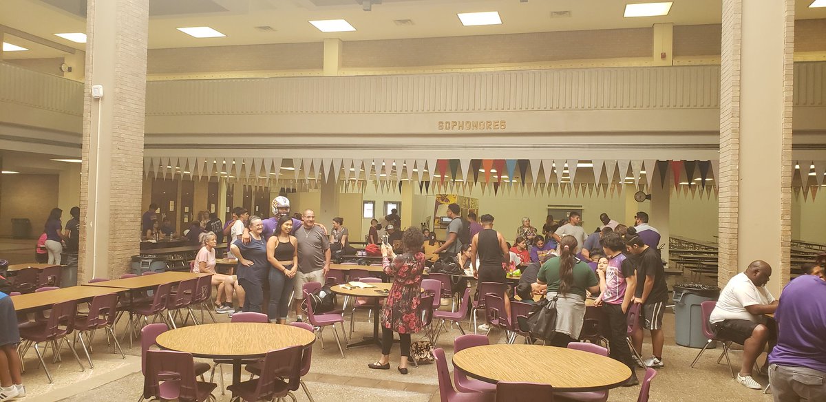 BrackFB's tweet photo. Another great #DecalNight! Awesome seeing the parents, admin, teachers, and greater support system of our boys come together and take a part in their football experience! Thank you to our entire community for allowing us to coach your young men! #EagleEmpire #ForTheEmpire https://t.co/0c6lb2s2Qi