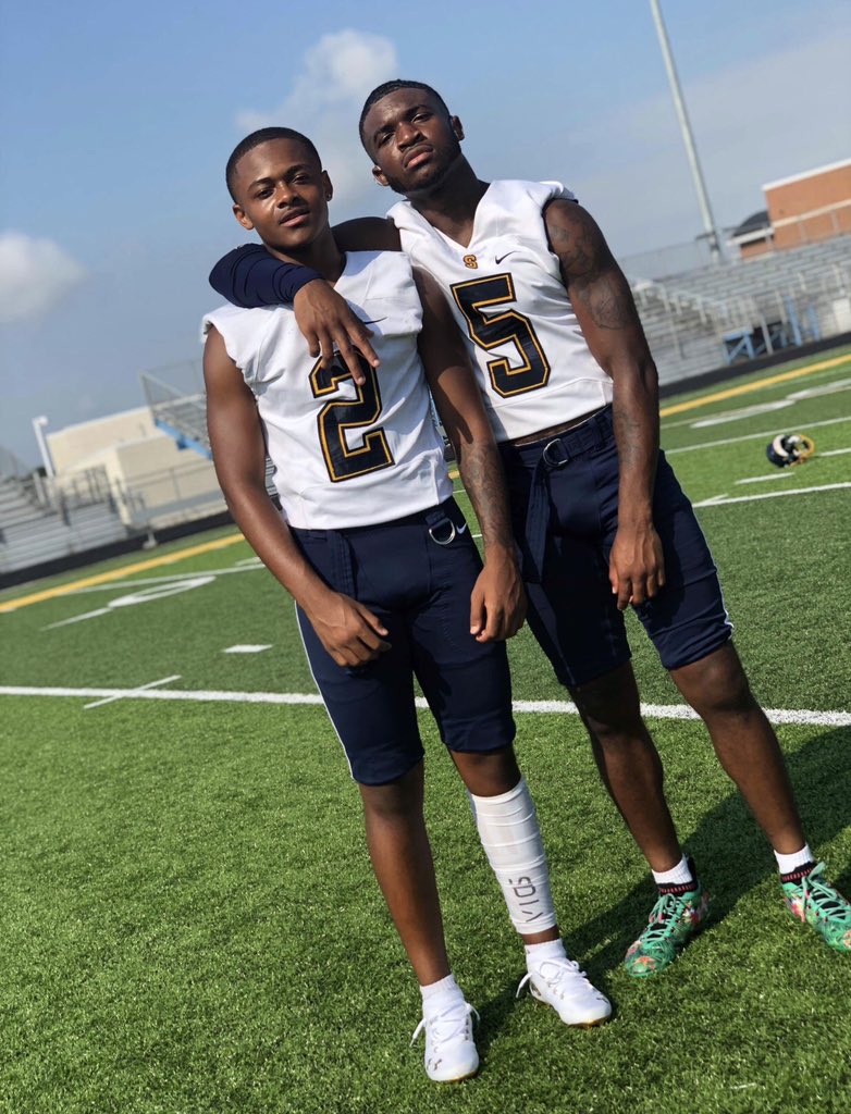 larryLstephens1's tweet photo. From starting and finishing peewee, to starting and finishing middle school, To finally starting and finishing Highschool football together 🥺❤️. https://t.co/914iPPPVUn