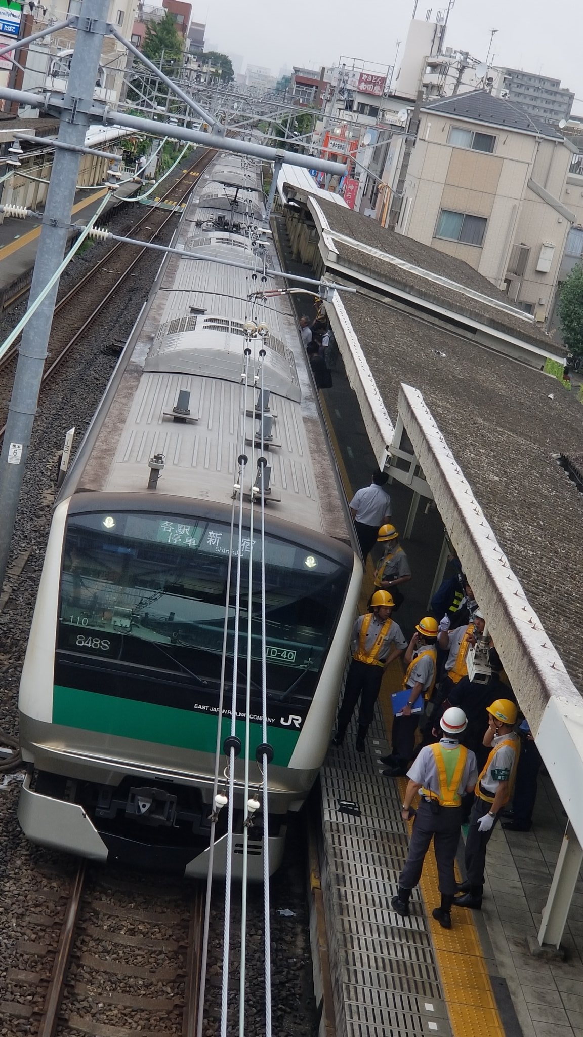 十条駅の人身事故で救護活動している現場の画像