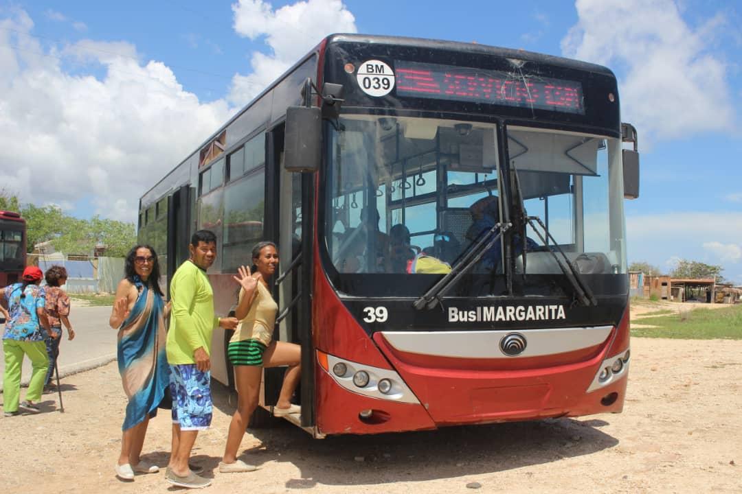DanteRivasQ's tweet photo. Con gran éxito se viene desarrollando la ruta de turismo social de #BusMargarita Una gran cantidad de neoespartanos y turistas han disfrutado de este servicio especial que activamos en estas vacaciones para que conozcan las bellezas de nuestra #IslaDeMargarita https://t.co/lDlh6dJ4fJ