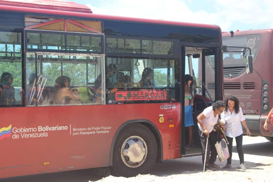DanteRivasQ's tweet photo. Con gran éxito se viene desarrollando la ruta de turismo social de #BusMargarita Una gran cantidad de neoespartanos y turistas han disfrutado de este servicio especial que activamos en estas vacaciones para que conozcan las bellezas de nuestra #IslaDeMargarita https://t.co/lDlh6dJ4fJ