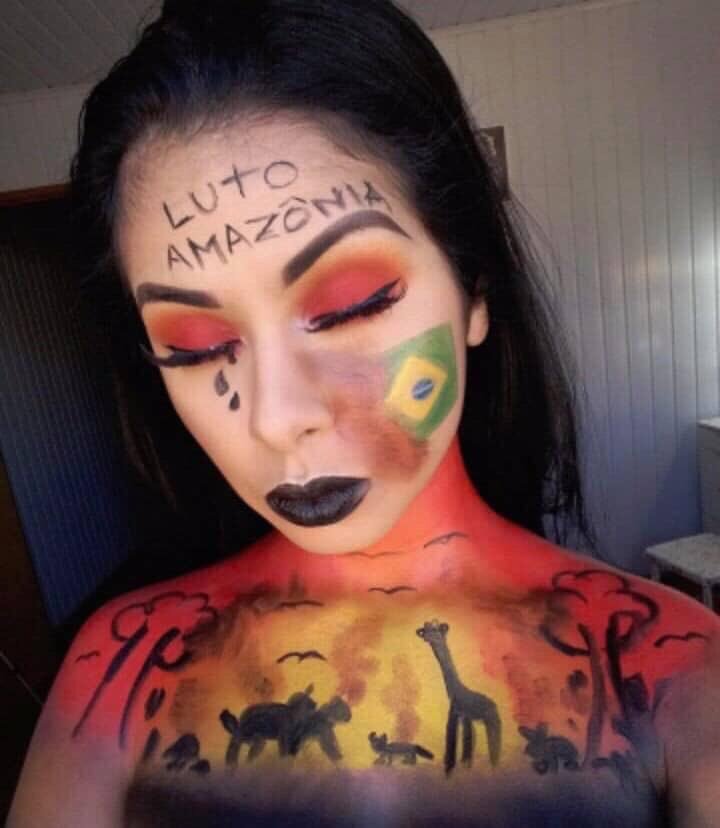SawayLuizAma's tweet photo. Tem cada pérola nessa foto que eu nem sei explicar: 
• Dois brócolis nos ombros dela
• Uma GIRAFA Amazônica
• Umm coelho de rodas
• 2 bichos fudendo
• E o mais importante: a Gretchen atrás da cortina em cima da raposa😍 https://t.co/mI7xX3IQpI