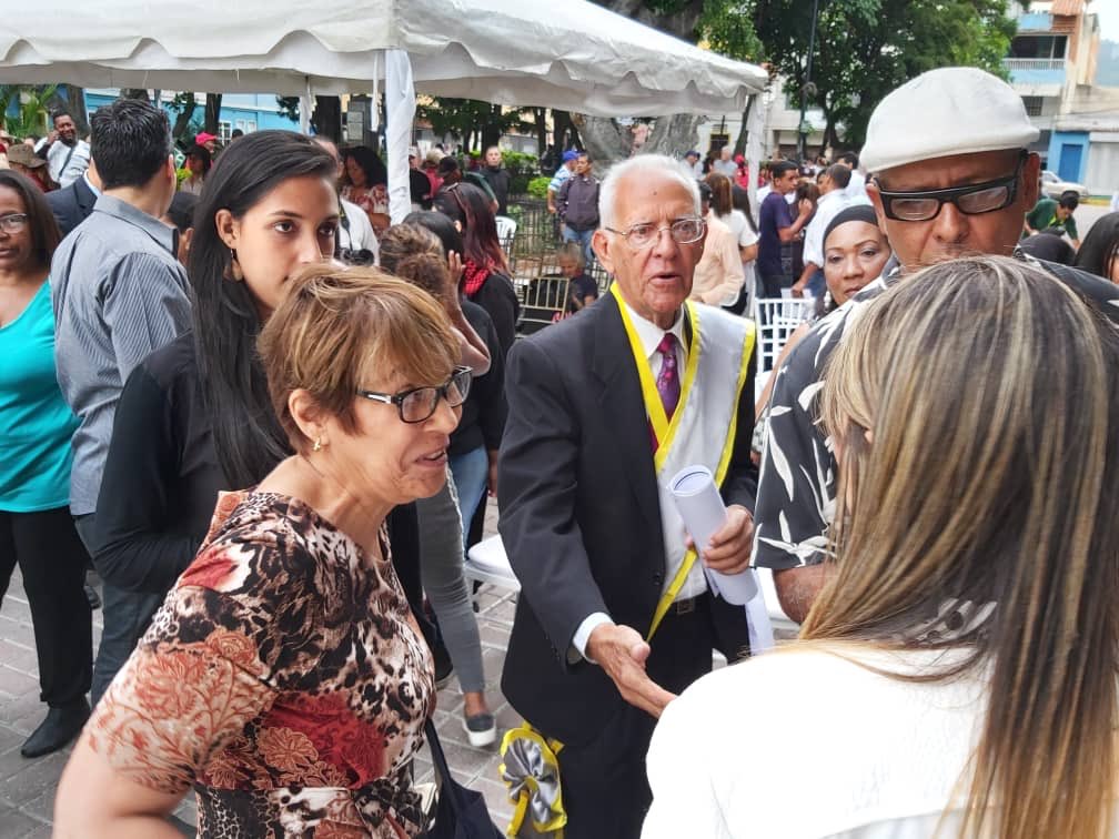 GeorgetteTop's tweet photo. Juntas y juntos estamos demostrando que pese a las diferencias politicas, todo es posible con el trabajo mancomundo para atender lo que necesita nuestro pueblo de Baruta por una mejor calidad de vida.  

#Baruta399 #Baruteños https://t.co/1FbdRoVuyl