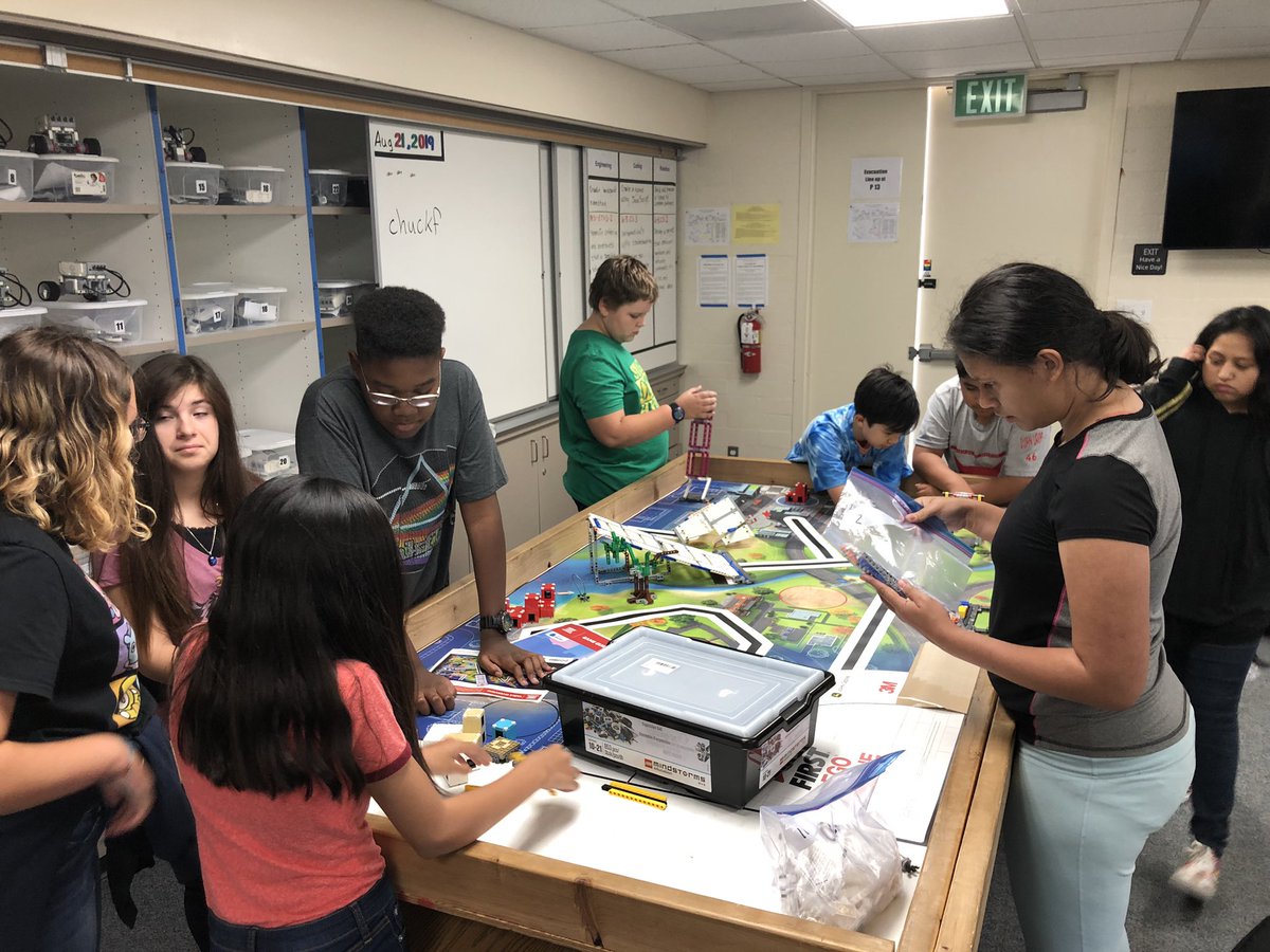 potterrobotics's tweet image. The PJH Robotics teams are coming together. Setting up our practice tables. #WeBuild #ready #FUESD @PotterJHS #FirstLegoLeague