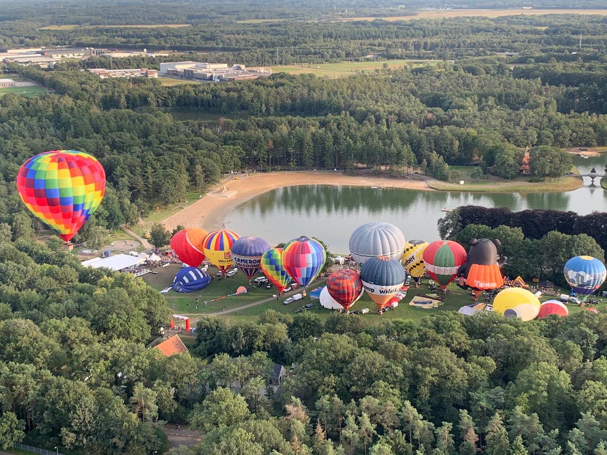 De EERSTE avond zit erop! 💛🧡❤️💜💙💚
Een avond vol kleurrijke ballonnen... 
Wat zal het ook morgen weer een mooie avond worden. Komen jullie ook? 

#twenteballooning #twenteevent #rienjurg #ballonvaart #ballonvaren