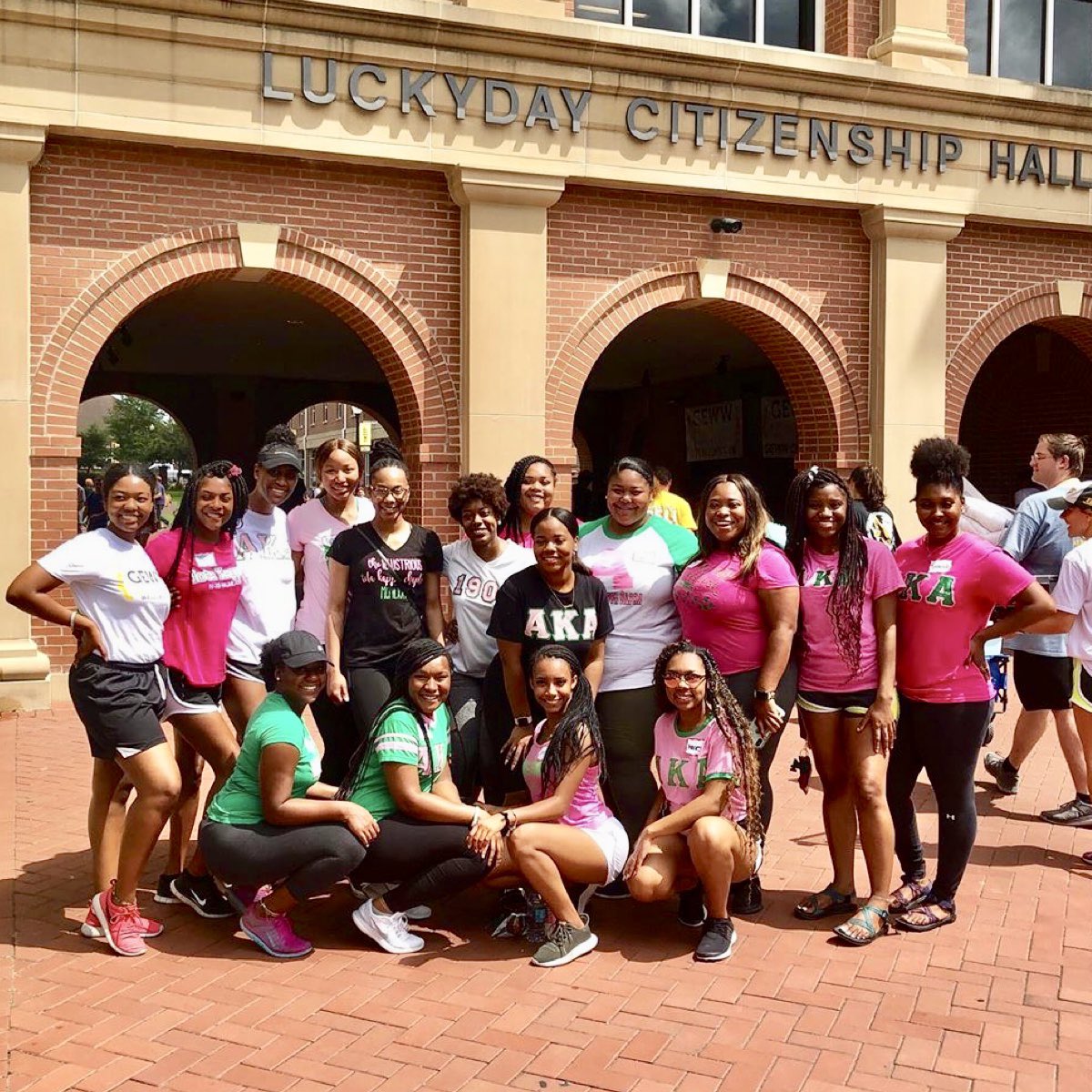 AKASouthEastern's tweet image. This week’s #WearYourLettersWednesday spotlight goes to @IotaKappa_1908 as they are always willing to be of “Service to All Mankind.”

Here they are featured assisting with Day 1 and Day 2 of freshmen move-in at the University of Southern Mississippi!

#AKA1908 #AKASouthEastern
