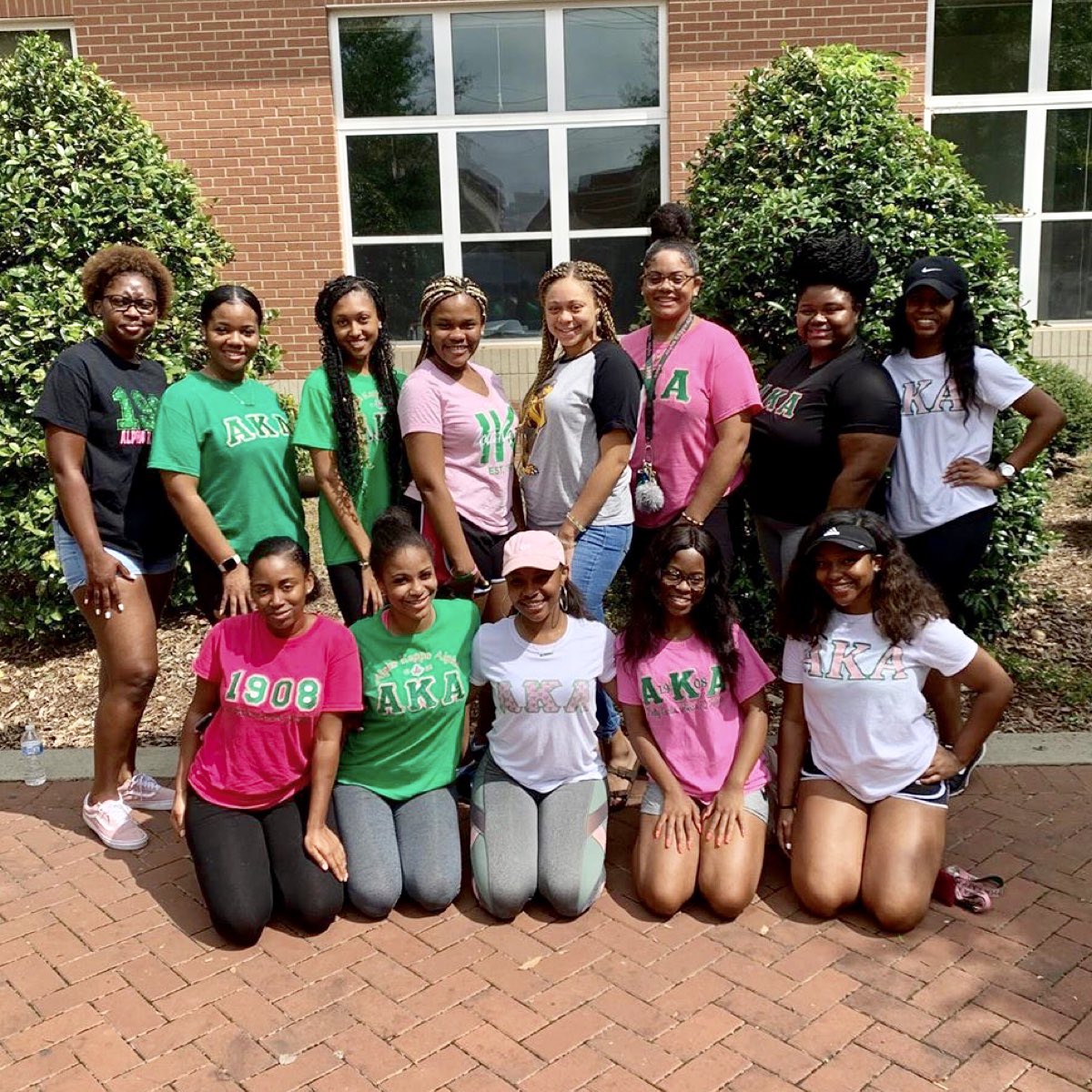 AKASouthEastern's tweet image. This week’s #WearYourLettersWednesday spotlight goes to @IotaKappa_1908 as they are always willing to be of “Service to All Mankind.”

Here they are featured assisting with Day 1 and Day 2 of freshmen move-in at the University of Southern Mississippi!

#AKA1908 #AKASouthEastern
