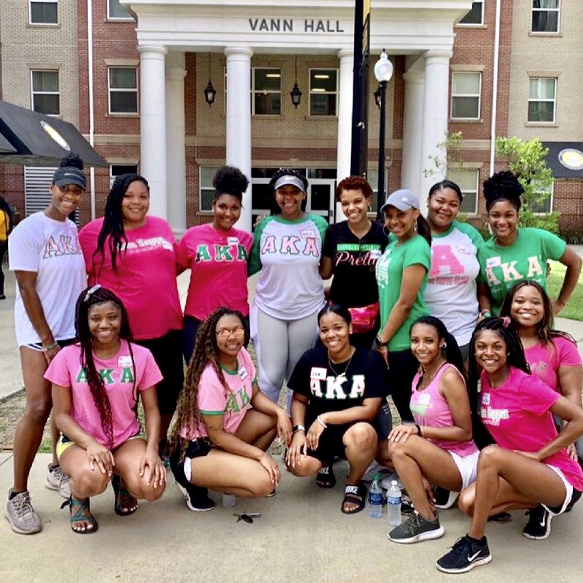 AKASouthEastern's tweet image. This week’s #WearYourLettersWednesday spotlight goes to @IotaKappa_1908 as they are always willing to be of “Service to All Mankind.”

Here they are featured assisting with Day 1 and Day 2 of freshmen move-in at the University of Southern Mississippi!

#AKA1908 #AKASouthEastern