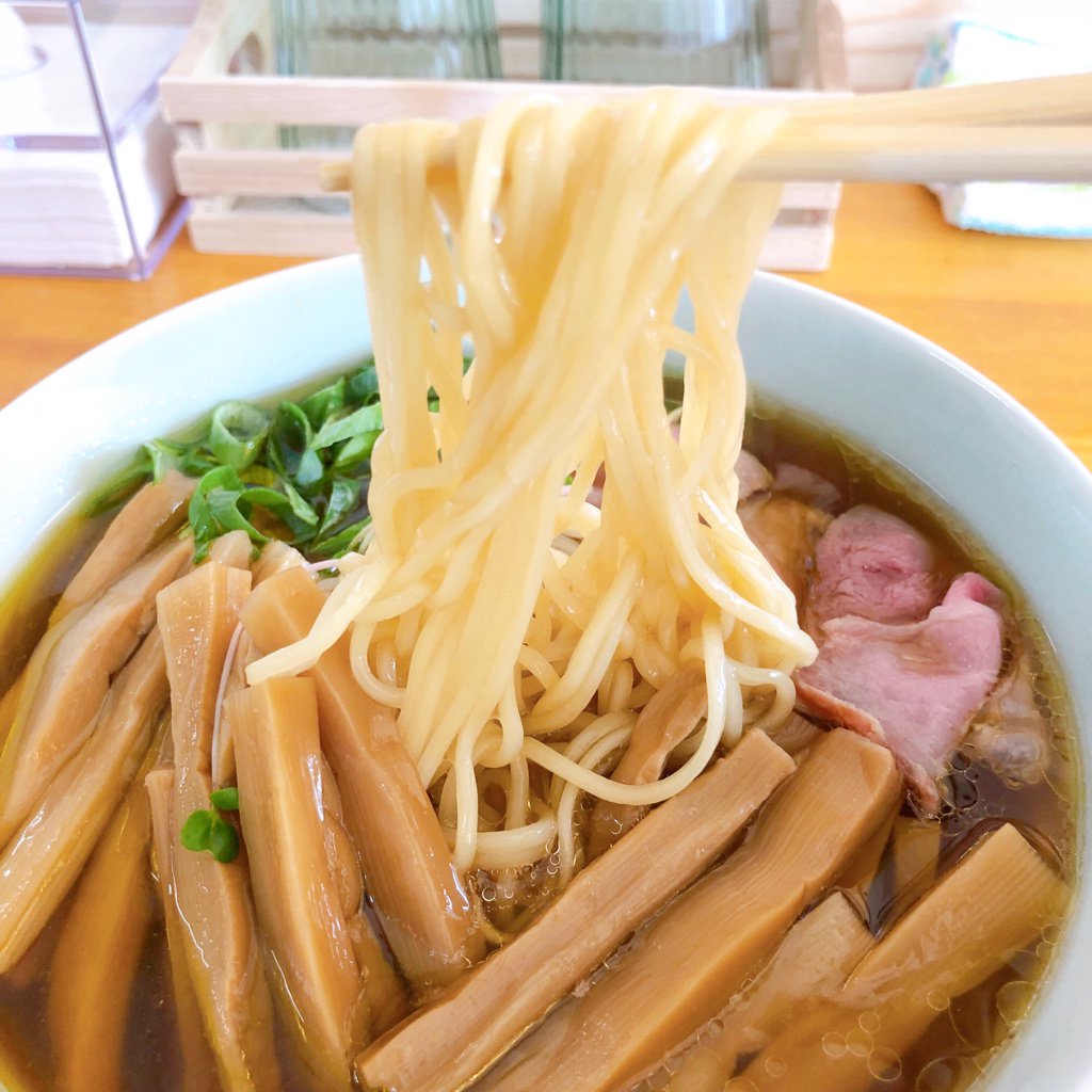 Mc Moriya على تويتر 滋賀県愛知郡愛荘町に8月10にオープンしたばかりのラーメン屋さん 自家製麺と定食 弦乃月 営業時間はなんと朝7時から メンマそば 1000を注文 醤油辛くなくスッキリとしてほんの少し甘みを感じ ツルツルの自家製麺とバランスの良い