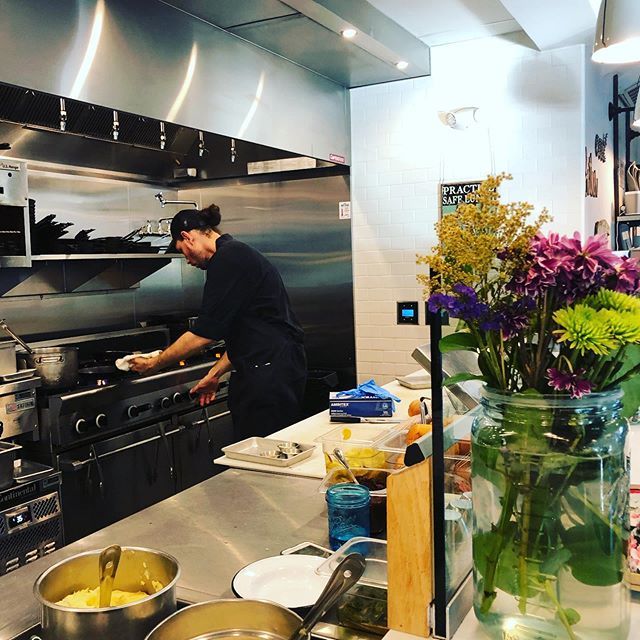 TipsRoadside's tweet image. Cam is rockin’ the line all by himself tonight.....my hero❤️ #camrocks #sololine #linecook ift.tt/2Zfw6zv