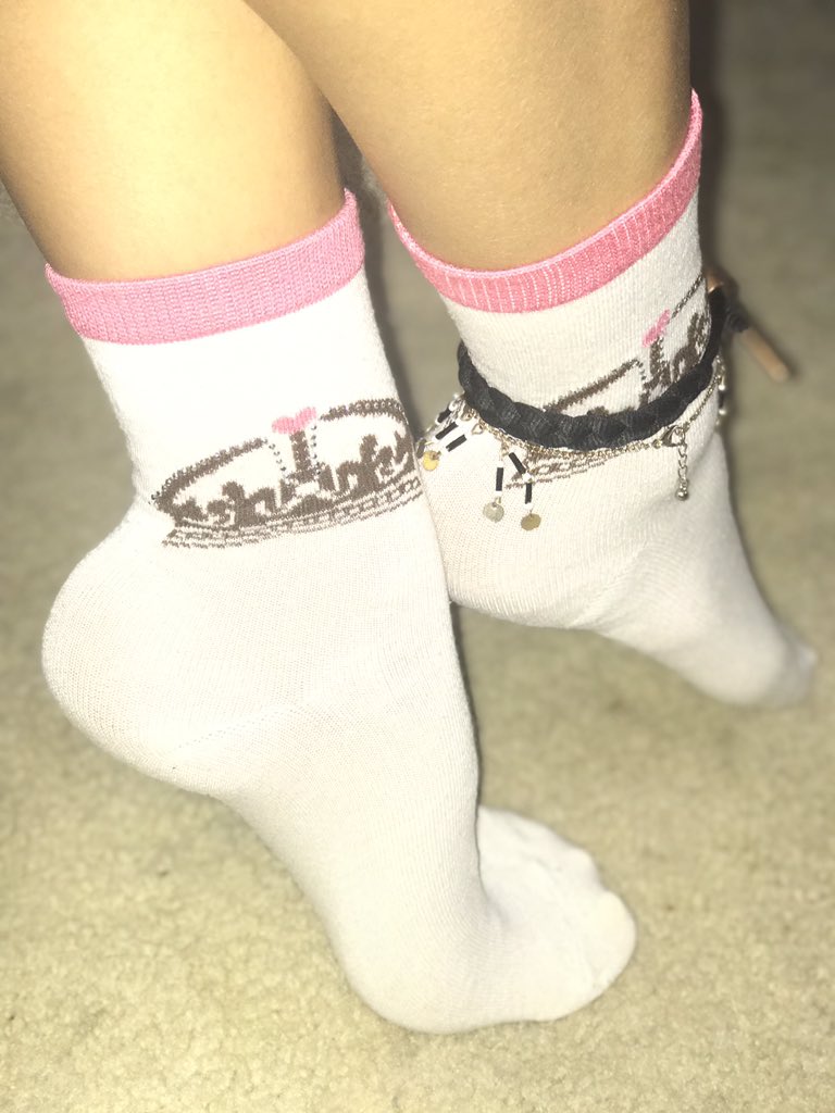 MagentaBandit's tweet photo. #magentabandit #queen #footfetısh #sockfetish #melaninqueen https://t.co/OfEww0IsOc