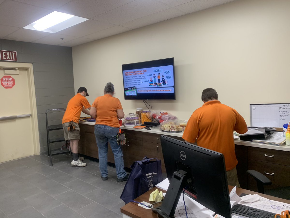roccisano_nancy's tweet image. #latenightsamepage #met #freight #oneteam #yumyumyum 🥳 @cochran_marc @myohn2112 @WendyMcclintock @NotsoLameTHD @HDZ153