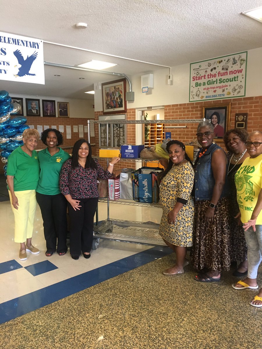 CharlaStaten's tweet photo. Thank you Chi Eta Phi for supporting our students with school supplies! #fwisd @chietaphi_1932  @Drmamouton @penaraul @FWISDvolunteers https://t.co/QPiRi91kzU