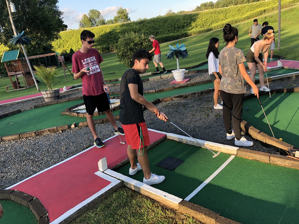 Oneonta_XCTF's tweet photo. OXC’s highly competitive preseason golf outing! Congratulations to our winners shooting low scores of 52! #HoleInONEonta #ChopWoodSwingClubs https://t.co/MOUYpA4cO9