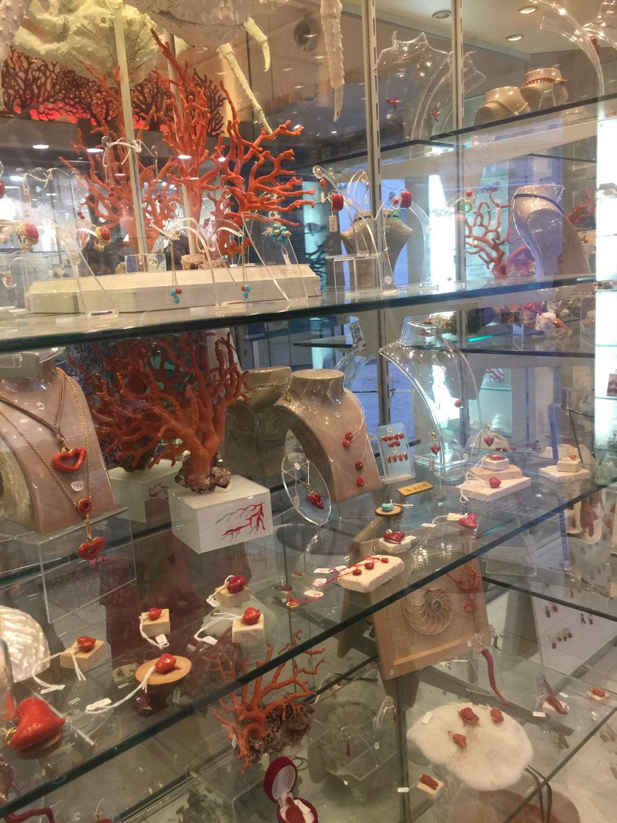 « Vous nous emmenez où ce matin ? » On prend la mer pour aller pêcher le corail rouge... l’or rouge dans la Corse ! On est avec J-P Giordano, l’un des 7 corailleurs de l’île... Du corail taillé, sculpté ... exposé dans sa boutique de Bonifacio. RDV à 7h10 sur <a href="/Europe1/">Europe 1</a> ✌🏻