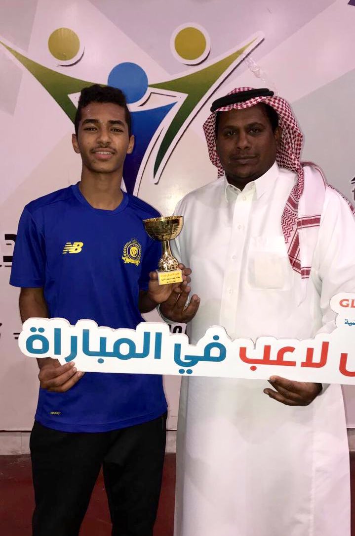 حافظ على نظافة شباك فريقه في دور المجموعات وتألق في مباراة الجولة الأخيرة  أمام فريق الذهبي النجم عبدالله الصالح لاعب فريق الخالدية أفضل لاعب في مباراة الخالدية x الذهبي .. سلم جائزة الأفضلية الأستاذ حسن العبلان 

#بطولة_نجوم_المستقبل_الثانية بصالة #نادي_الحي_بالدلم @alhai_delam