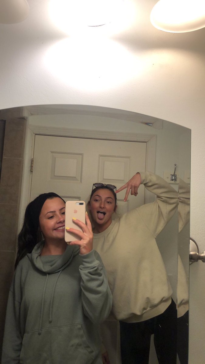 JillChapp's tweet photo. happy birthday love ❤️ thanks for always being there for me and saving my life multiple times  love youu❤️❤️❤️ @chloeann_7 https://t.co/Uyjz96FCKQ