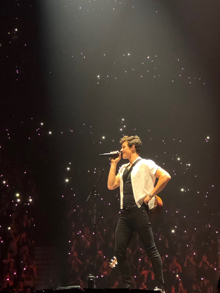 SMendesQandA's tweet photo. — Shawn performing tonight at #ShawnMendesTheTourMontreal
📸 @raphieb_ https://t.co/6Xs6eO8JQr
