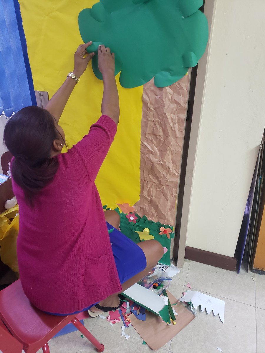 NataliaJA876's tweet photo. Doing what I Love.... Resource Centre Day... fixing up my door!😊#LearningEnvironmentWeek #LEW #12StandardsMatter @ECCJA @NORDA1 @karlenedesland1 @tkmsingh https://t.co/AAcBbzNLsf