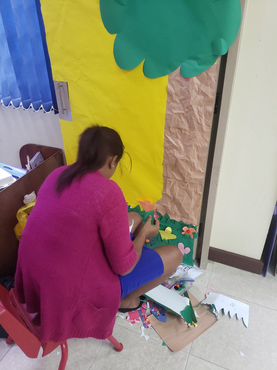 NataliaJA876's tweet photo. Doing what I Love.... Resource Centre Day... fixing up my door!😊#LearningEnvironmentWeek #LEW #12StandardsMatter @ECCJA @NORDA1 @karlenedesland1 @tkmsingh https://t.co/AAcBbzNLsf