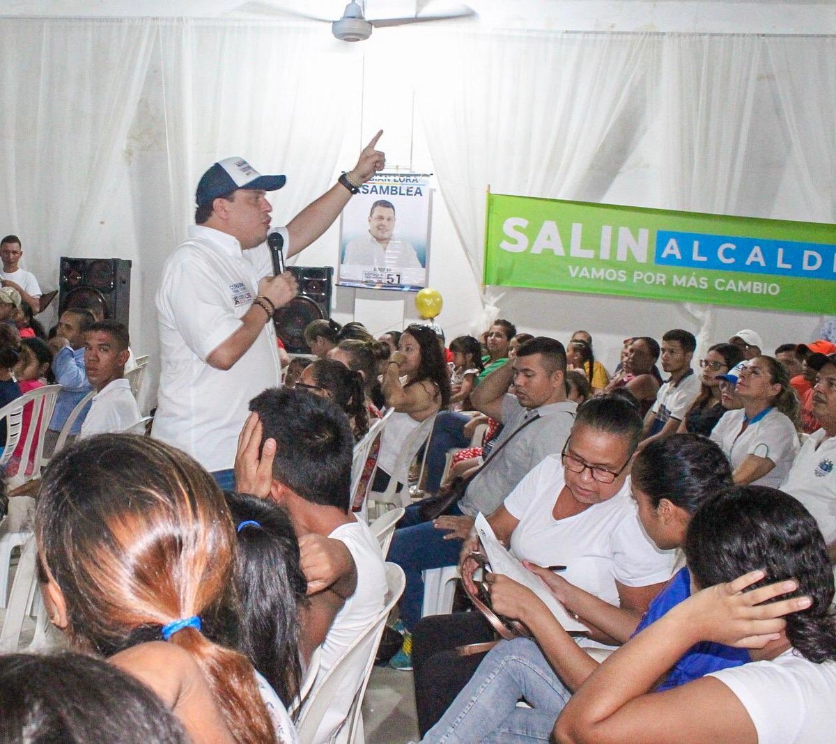 FabianLora_f's tweet photo. Gracias a la Sra Martha Ruíz por esta inmensa reunión que nos permite seguir contándole a los cordobeses las importantes iniciativas que tenemos para el departamento. Seguiremos con la transformación de #Montería y #Córdoba junto al equipo @salinghisays3 @CARLOSDGE. https://t.co/nb9uXJAGL3