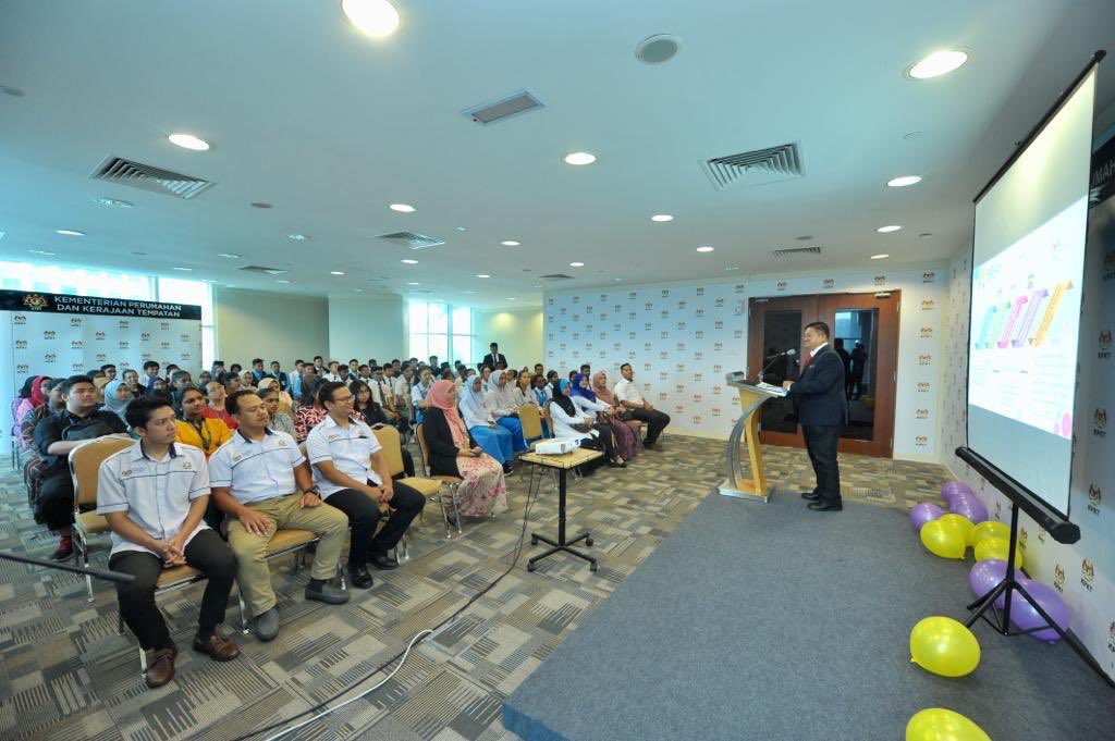 kpkt_gov's tweet photo. Pada pagi ini KPKT telah menerima lawatan sambil belajar daripada para pelajar SMK Skudai, Johor untuk memahami dan mendalami mengenai KPKT. Lawatan ini dimulakan dengan taklimat latar belakang dan dasar-dasar KPKT yang disampaikan oleh YBrs. Dr. Yap Hock Ann. https://t.co/ATyeBdRARj