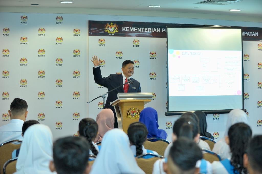 kpkt_gov's tweet photo. Pada pagi ini KPKT telah menerima lawatan sambil belajar daripada para pelajar SMK Skudai, Johor untuk memahami dan mendalami mengenai KPKT. Lawatan ini dimulakan dengan taklimat latar belakang dan dasar-dasar KPKT yang disampaikan oleh YBrs. Dr. Yap Hock Ann. https://t.co/ATyeBdRARj
