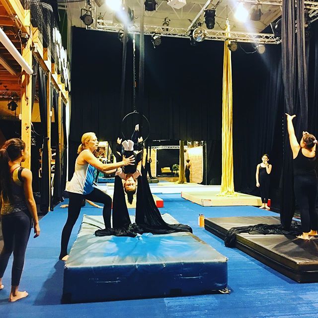 Las Vegas Circus Arts 4pm class every Wednesday here at the studio ! #lasvegascircusarts #showcreatorsstudios