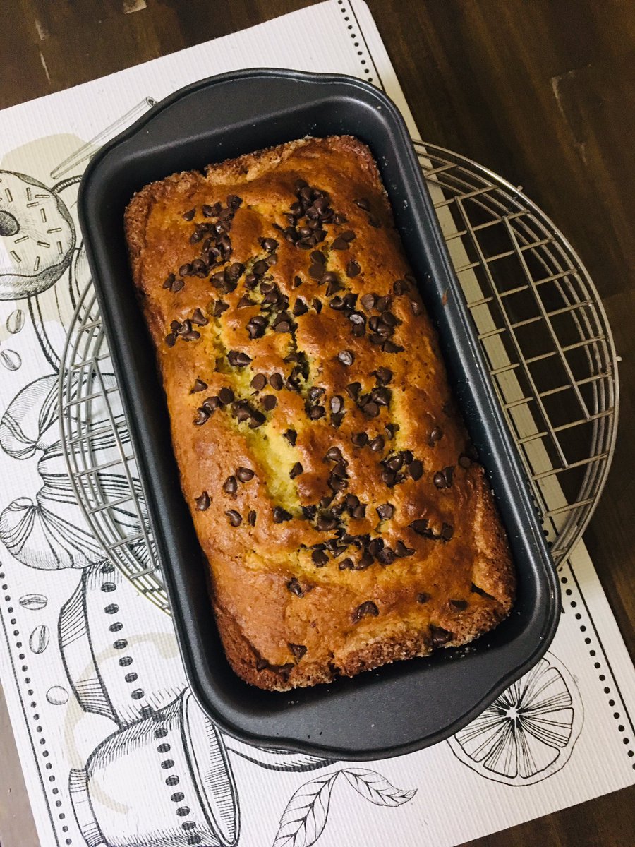 onegingergeek's tweet photo. Going bananas tonight 🍌(Sorry, couldn’t resist!) Seriously though, this chocolate-butterscotch chip banana bread is pretty delicious. 😋 #easybakes https://t.co/tKYc0PUJr3
