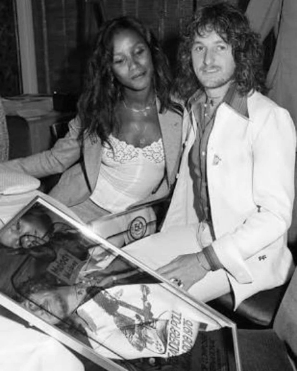CFloydstock's tweet photo. Jon Anderson e sua então esposa, Jennifer Baker, 1976.

Boa Noite

#jonanderson #yes #jenniferbaker #progrock #classicrock #rock #music #musica #confrariafloydstock #boanoite #goodnight https://t.co/Th9c0TLQI9