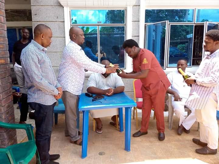 BugumaK's tweet photo. ~~~BUGUMA KALABARI TALK AM~~~

UPDATE : THE GREAT VISIT

AMB SUKUBO SARAIGBE SUKUBO(NYCN PRESIDENT) MADE OUT TIME TO VISIT ALABO MUJAHID DOKUBO ASARI (EDI ABALI OF KALABARI NATION) AT HIS COUNTRY HOME ,OBUAMA. https://t.co/h72ANeYAjc