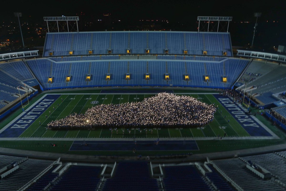 The largest class in UK history looking cute tonight at Big Blue U!! 😻🔵⚪️💙😼🎉 #UK2023