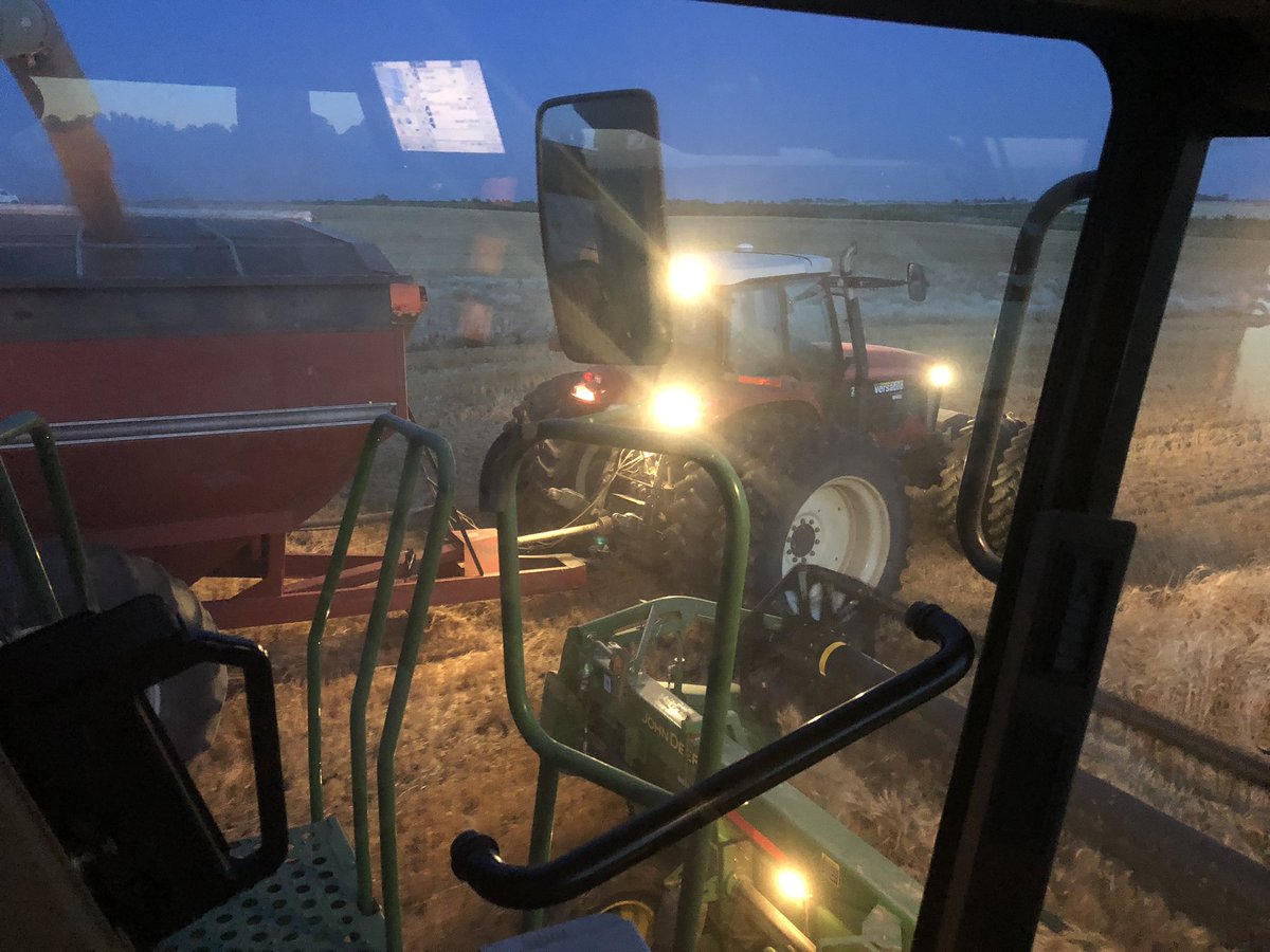 husocrop's tweet photo. Mom N Law @jencarlson got a great shot tonight. Bro N laws @landonwood21 in red combine @b_rycewood on the cart. #wheat #harvest19 https://t.co/taln8zeIgE